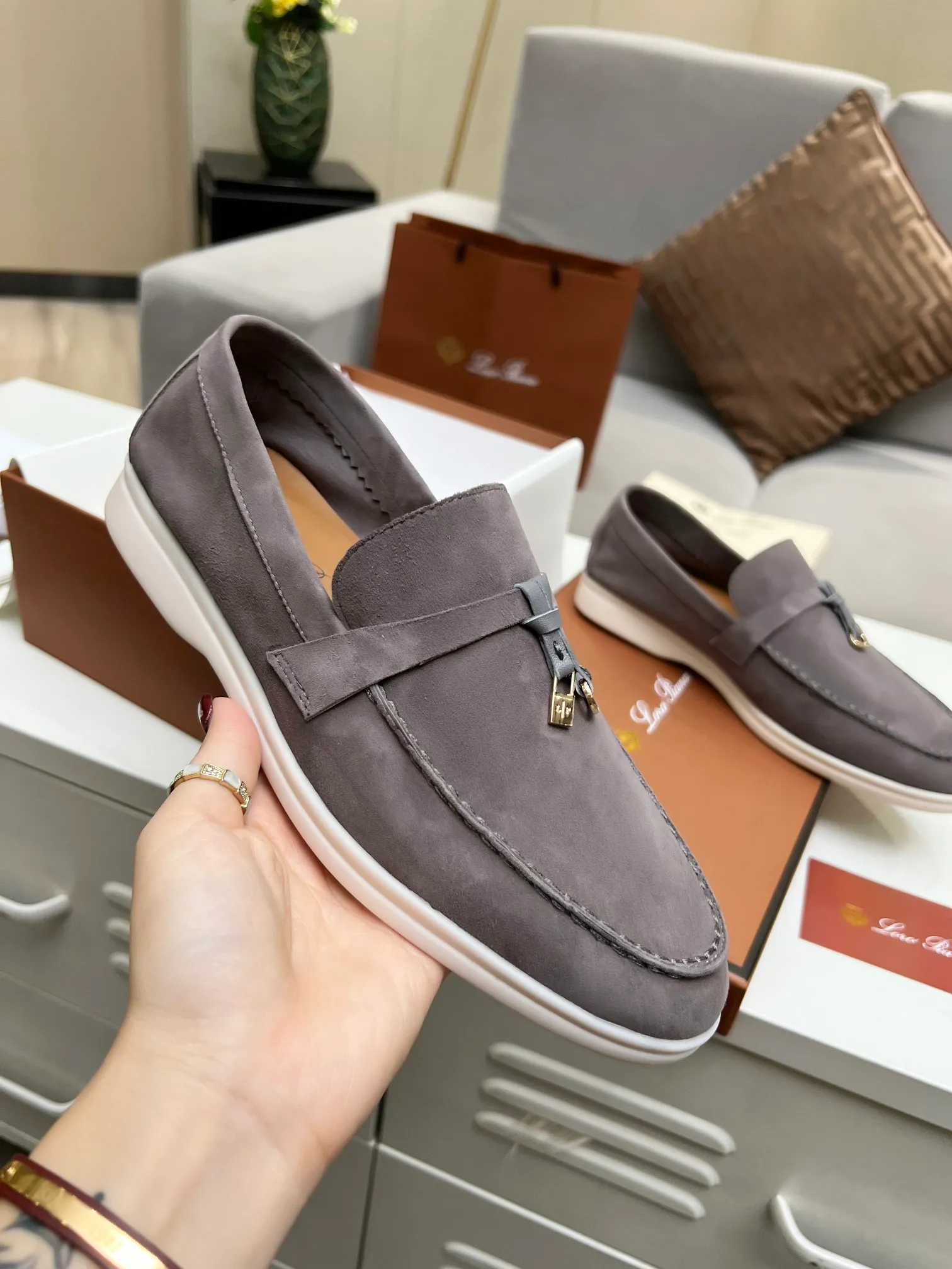 👟👟Ex-factory price 480👟👟 【Loro Piana】Italian top cashmere is fashionable and classic, and the leather is also practical and still of the highest quality on the Internet. Developed from the original board, the upper is made of Yangjing silk and is smooth. Leather lining, wear-resistant high-elastic beef tendon bottom. Size: 35-42, (men’s +10)